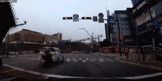 흰색 카니발과 뛰따르던 오토바이 추돌 사고 장면.   [커뮤니티 더쿠 출처]